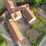 Luftaufnahme der Bettinger Mühle in Schmelz mit Mühlenkanal und Garten