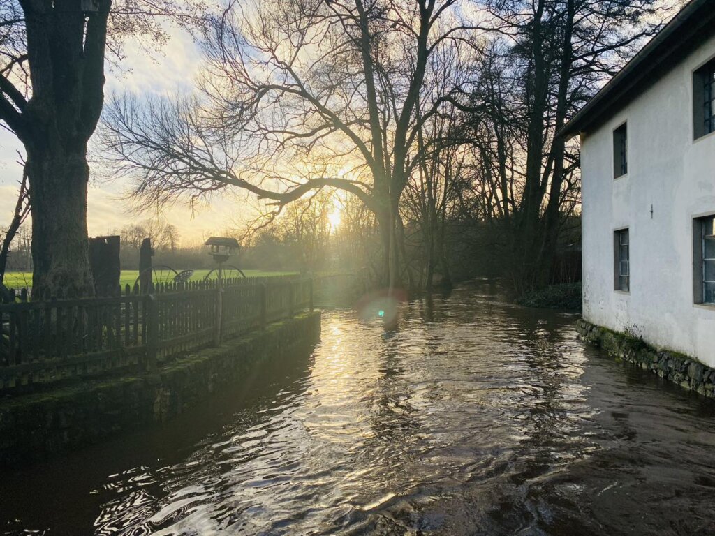 Mühlenkanal an der Bettinger Mühle in der Abendsonne