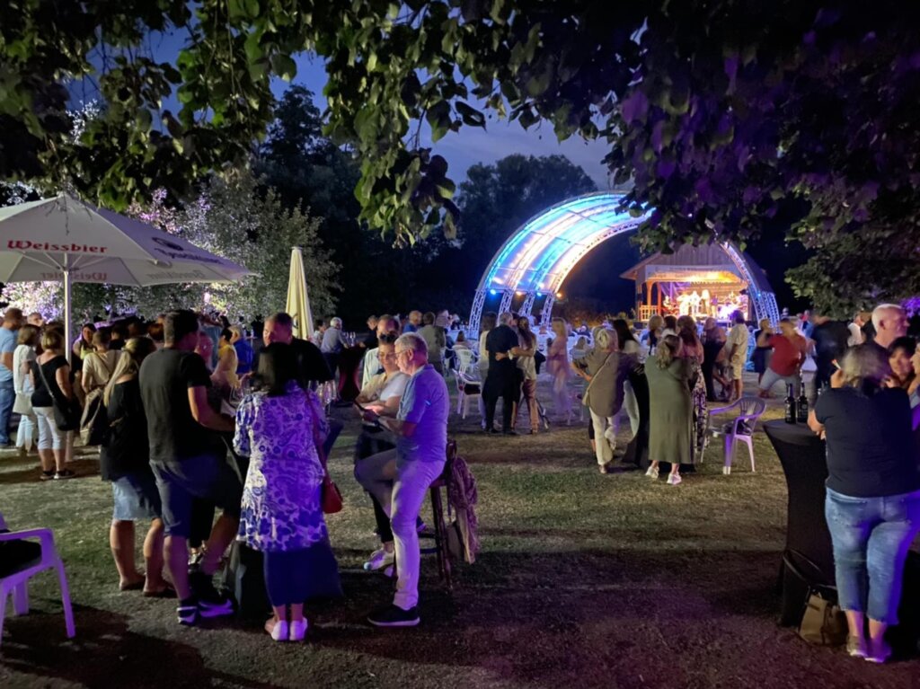 Open-Air-Abend auf der Mühleninsel mit beleuchteter Bühne