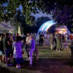 Open-Air-Abend auf der Mühleninsel mit beleuchteter Bühne
