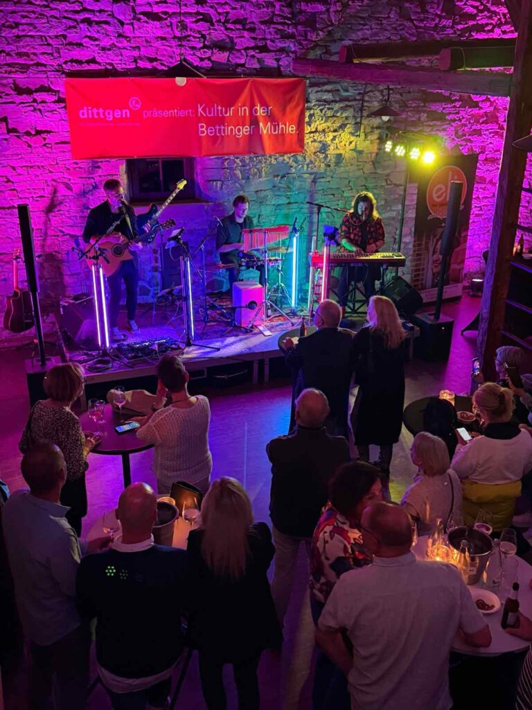 Volle Mühlenscheune: Publikum beim Konzert „Mittwochs in der Mühlenscheune“