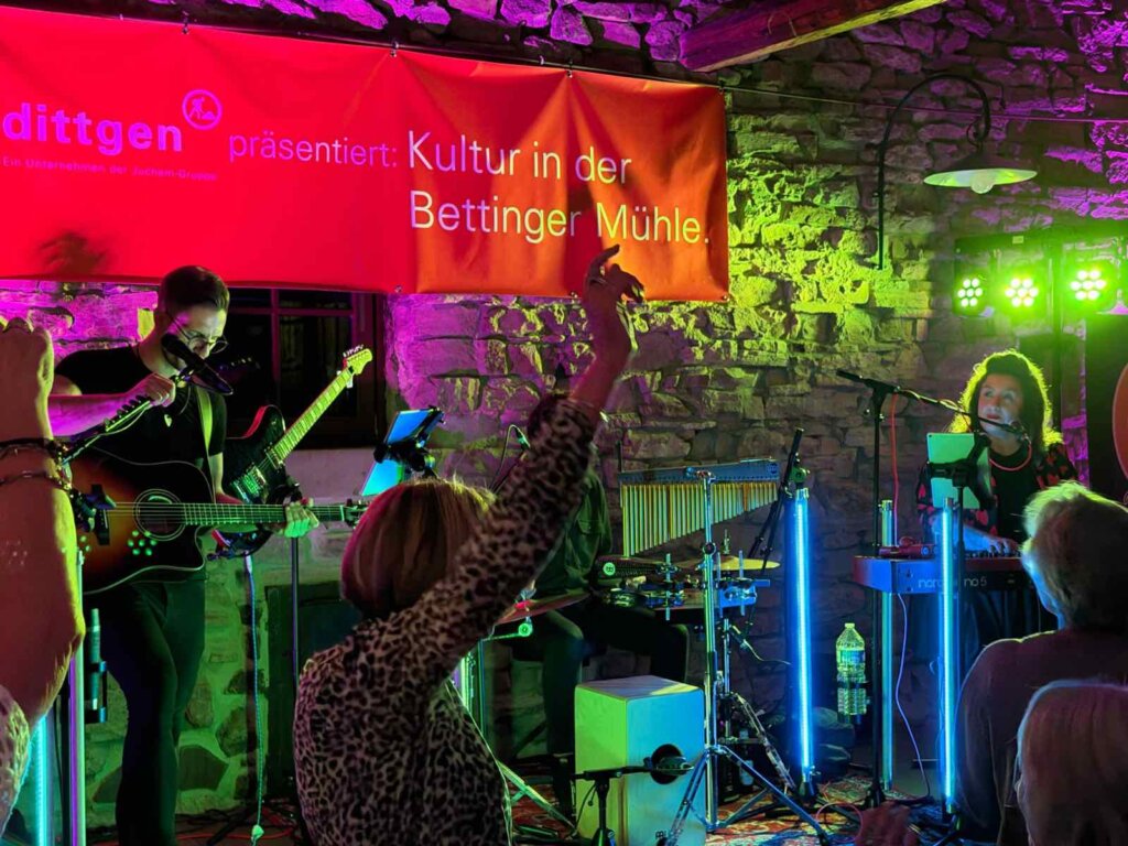 Ausgelassene Stimmung beim Live-Konzert in der Mühlenscheune